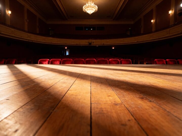 Kulturalna uczta w Ursusie: Teatralny wieczór pełen emocji