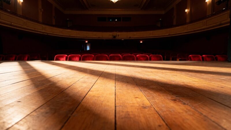 Kulturalna uczta w Ursusie: Teatralny wieczór pełen emocji