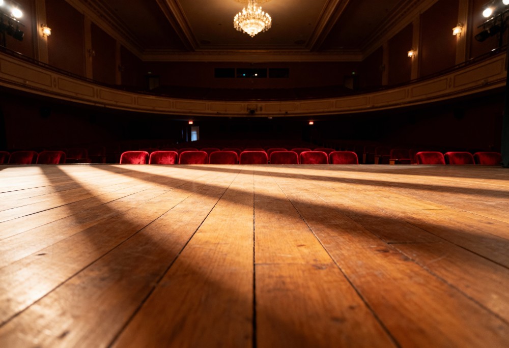 Kulturalna uczta w Ursusie: Teatralny wieczór pełen emocji