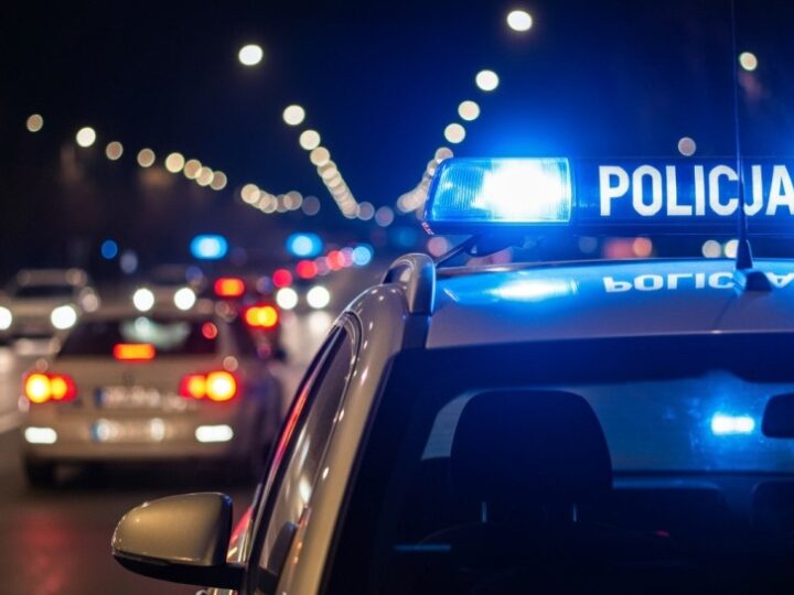 Kobieta w rękach policji po skandalicznym oszustwie w sklepie