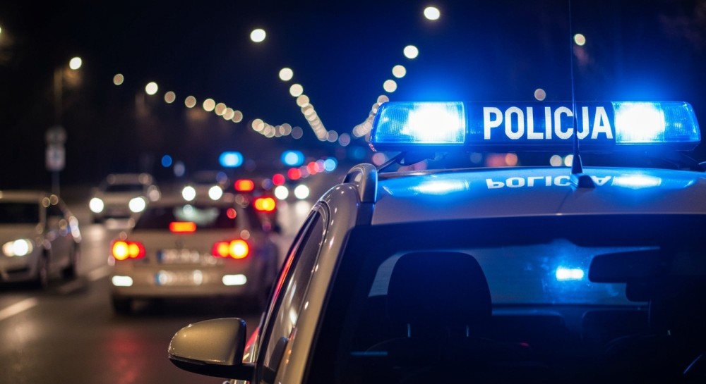 Kobieta w rękach policji po skandalicznym oszustwie w sklepie