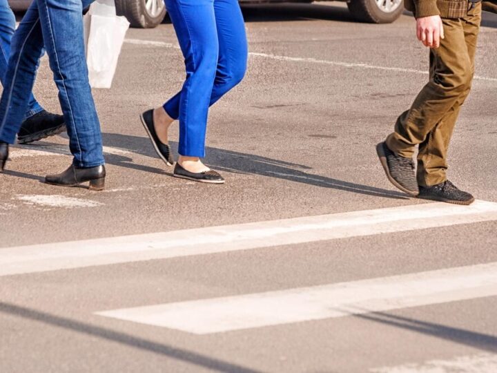 Bezpieczni na drodze: Akcja policji chroni pieszych i rowerzystów