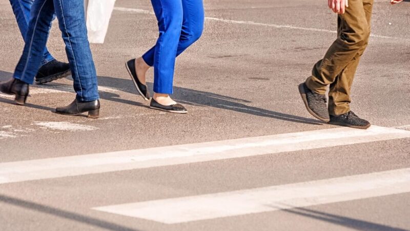 Bezpieczni na drodze: Akcja policji chroni pieszych i rowerzystów