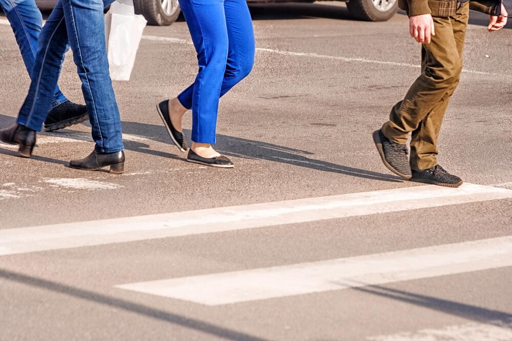 Bezpieczni na drodze: Akcja policji chroni pieszych i rowerzystów