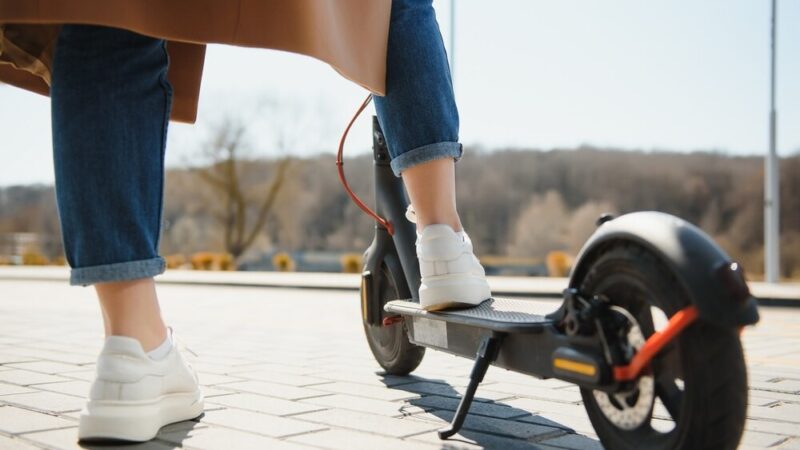 Hulajnoga kontra Toyota – strażnicy pomogli ofierze wypadku