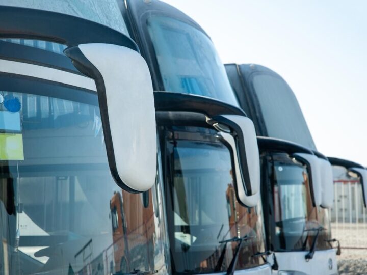 Powrót do przeszłości: Darmowe przejazdy zabytkowymi autobusami w Warszawie