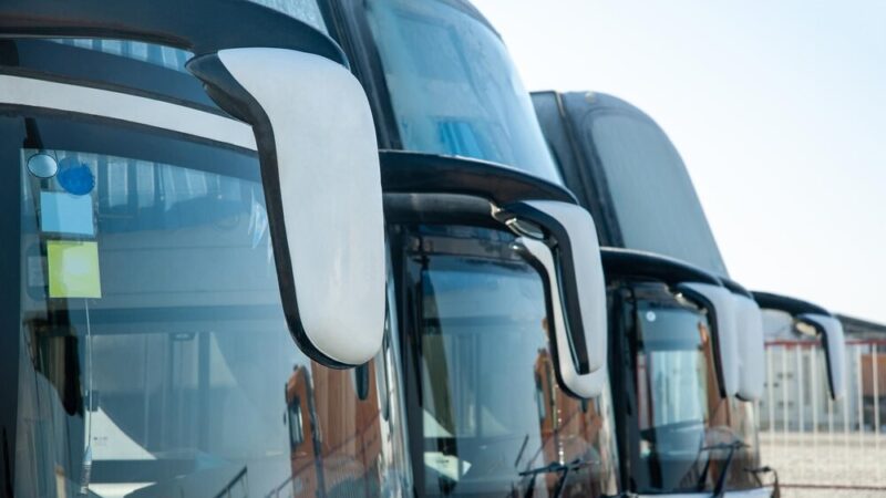 Powrót do przeszłości: Darmowe przejazdy zabytkowymi autobusami w Warszawie