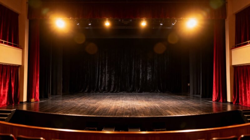 Emocje w Białołęce: Nie przegap spektaklu „Pod wiatr”!