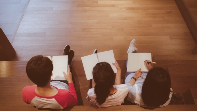 Edukacja spotyka biznes: Żoliborskie szkoły wyróżnione za współpracę z pracodawcami