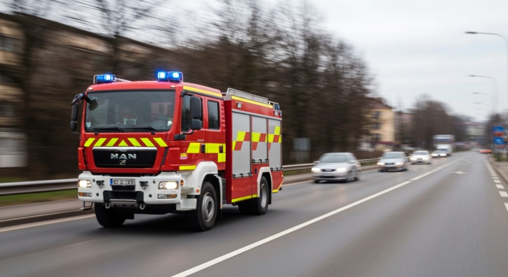 Groźny pożar dostawczaka w Regułach: strażacy w akcji na Alejach Jerozolimskich