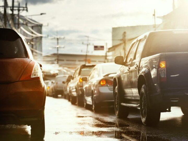 Utrudnienia w centrum: Przemarsze zmieniają ruch w niedzielę