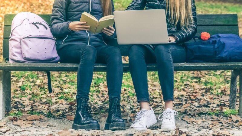 Maturzyści z Wesołej żegnają szkołę z nagrodami i emocjami