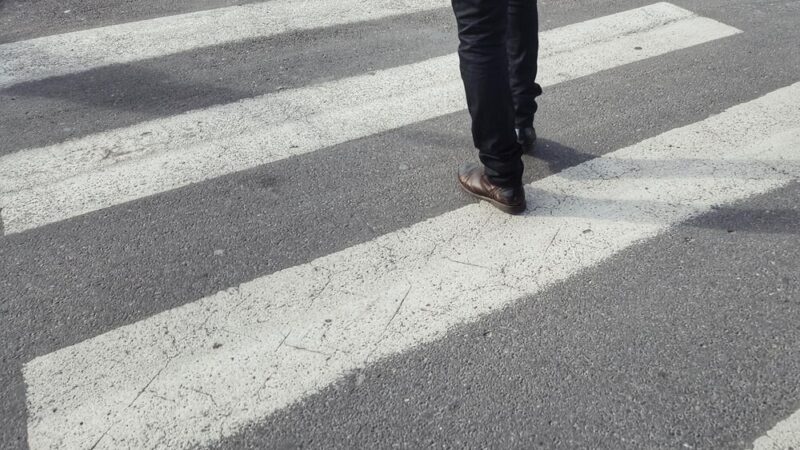 Bezpieczne kroki na drodze: Przedszkolaki uczą się z policją