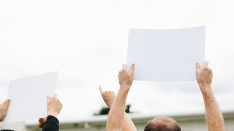 Bezpieczne przejście dla przedszkolaków podczas warszawskiego protestu