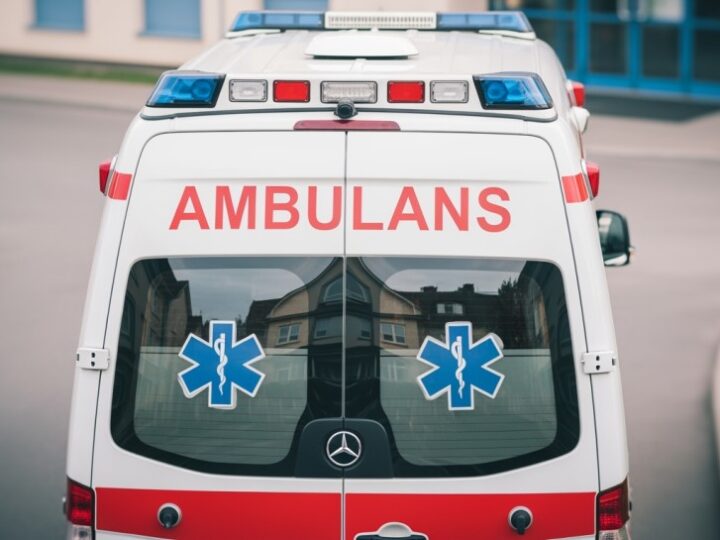 Błyskawiczna interwencja policji ratuje życie rannej kobiety w Warszawie