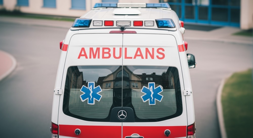 Błyskawiczna interwencja policji ratuje życie rannej kobiety w Warszawie