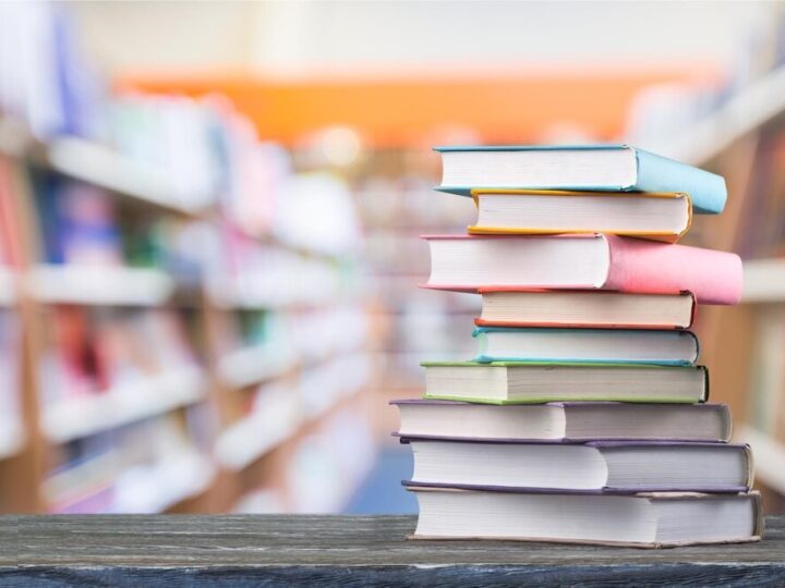 Sprzątanie z uśmiechem: Przygodowe „Bajki wspierajki” w bibliotece!