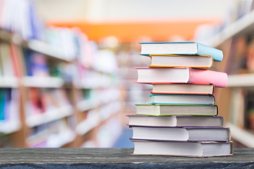 Sprzątanie z uśmiechem: Przygodowe „Bajki wspierajki” w bibliotece!