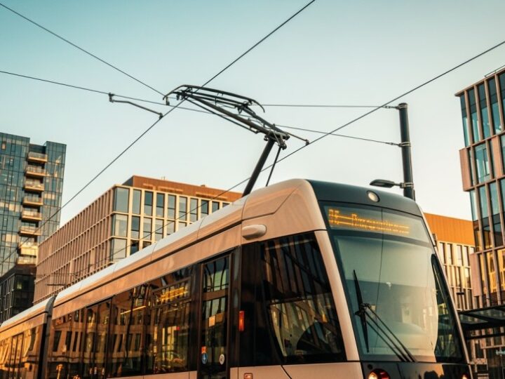 Rozbiórka torowiska tramwajowego w Al. Niepodległości – nowe zasady ruchu!