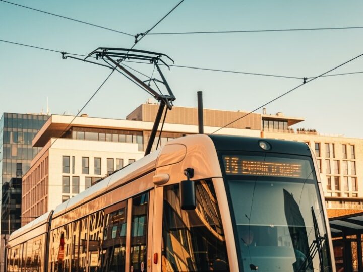 Syrenka wraca na torowiska – Warszawa modernizuje Aleje Jerozolimskie!