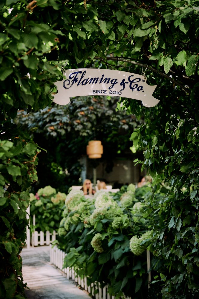 Flaming & Co. – elegancja, zieleń i chwila wytchnienia w centrum Warszawy
