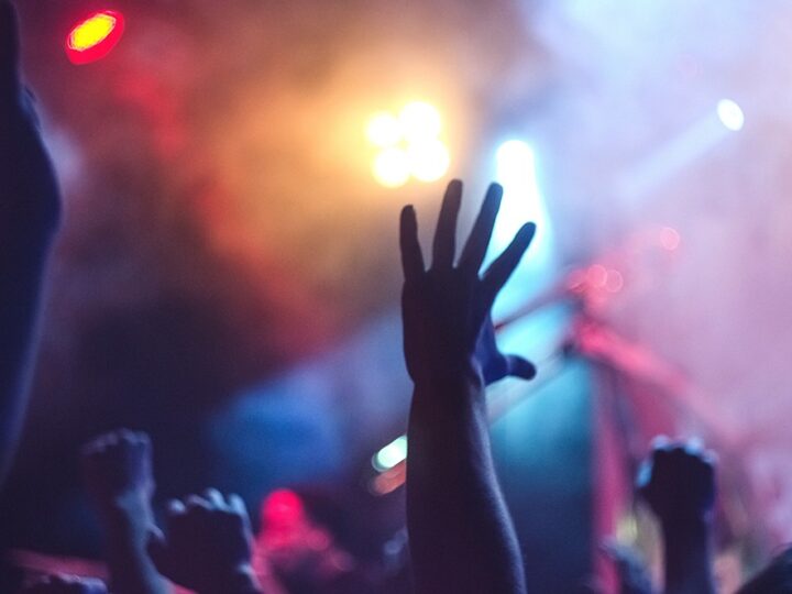 Taniec w ciszy: Silent Disco w Parku Pięciu Sióstr!