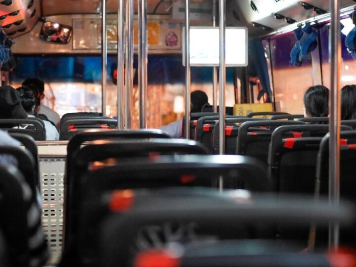 Wakacyjny Autobus wyrusza na trasę pełną atrakcji w Warszawie!