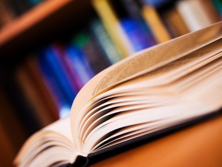 Literackie wakacje w Białołęce: Klub Książki odkrywa głębię „Atlasu Chmur”