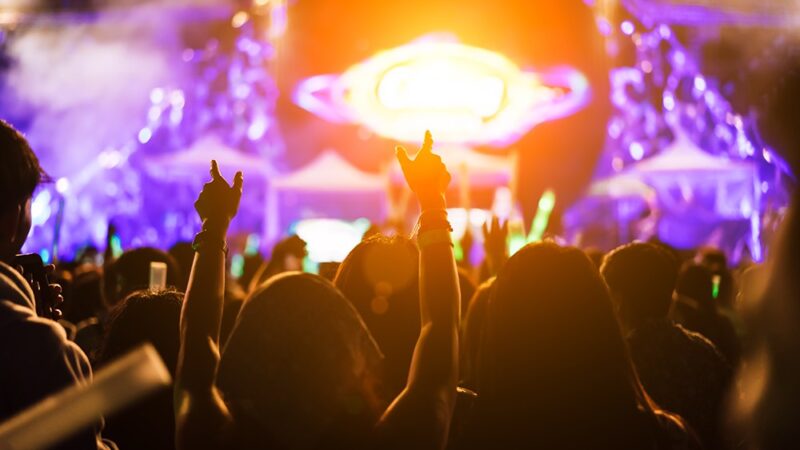 Nocne Tańce w Parku Pięciu Sióstr: Silent Disco pod Gwiazdami!