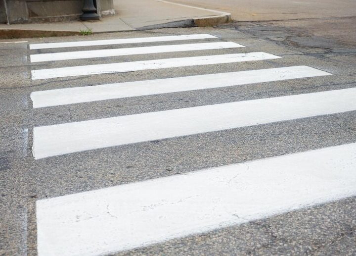 Bezpieczeństwo na drodze: Policjanci uczą dzieci zasad ruchu drogowego