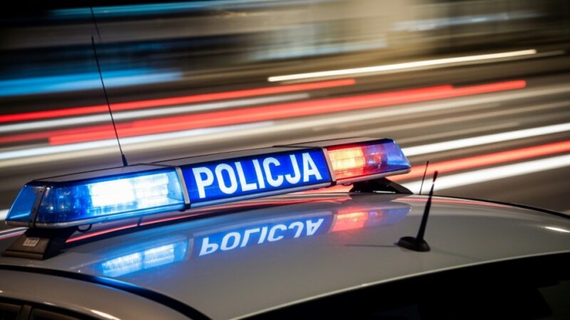 Kierowca z zakazem zlekceważył czerwone światło – zatrzymany na przejeździe kolejowym