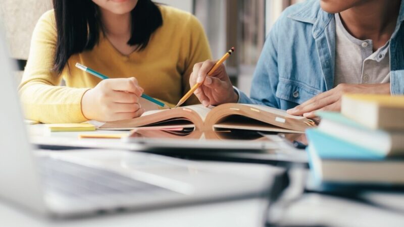 Literackie Spotkania na Białołęce: Rozwijaj Wyobraźnię i Umiejętności Społeczne!