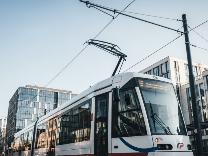 Warszawskie nocne sprzątanie torów tramwajowych: jak miasto dba o czystość i bezpieczeństwo?