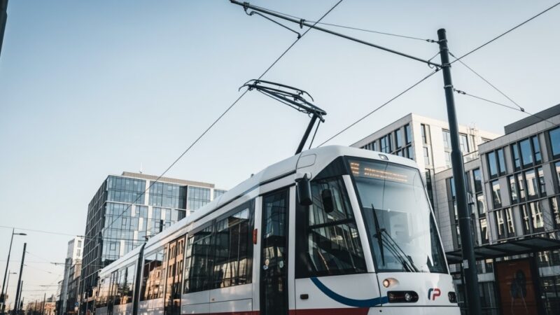 Warszawskie nocne sprzątanie torów tramwajowych: jak miasto dba o czystość i bezpieczeństwo?
