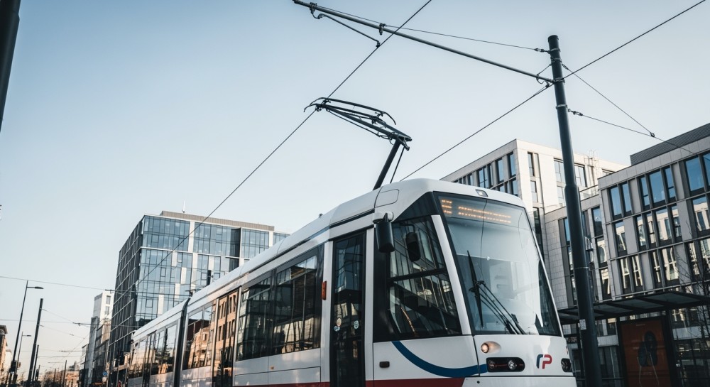 Warszawskie nocne sprzątanie torów tramwajowych: jak miasto dba o czystość i bezpieczeństwo?