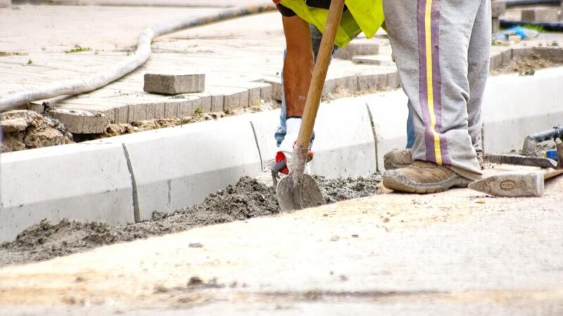 Nowa nawierzchnia w Parku Henrykowskim – bezpieczniejsza przestrzeń dla dzieci!