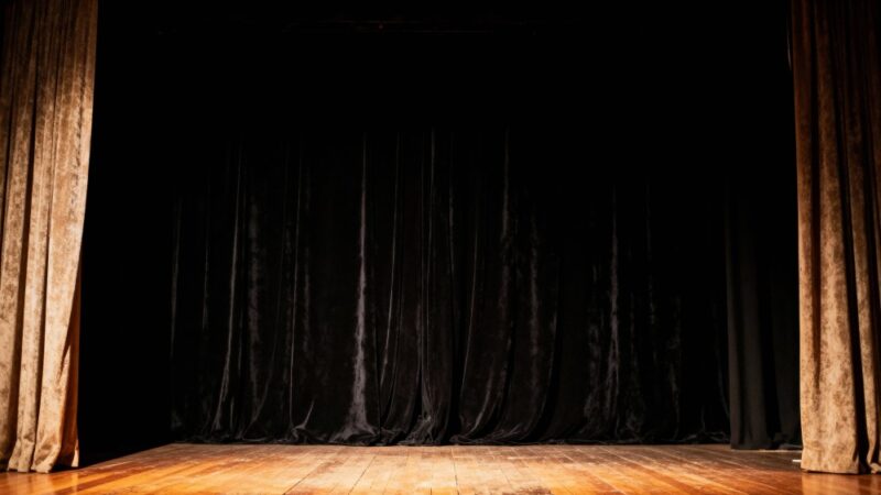 Kulturalna uczta dla seniorów z Żoliborza w Teatrze Komedia!