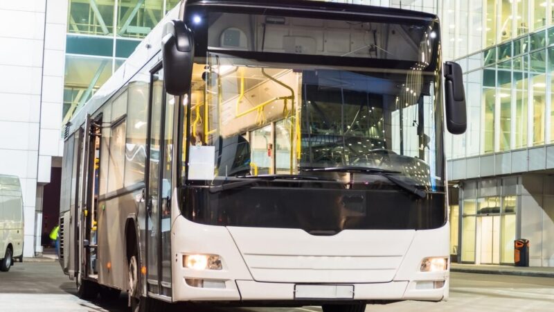 Utrudnienia w komunikacji: Zmiany w kursach autobusów 108, 130 i 162 w Warszawie