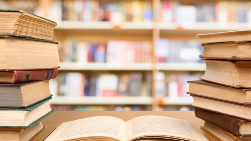 Kadare: 90 lat literackiego mostu między kulturami Albanii a Polskią