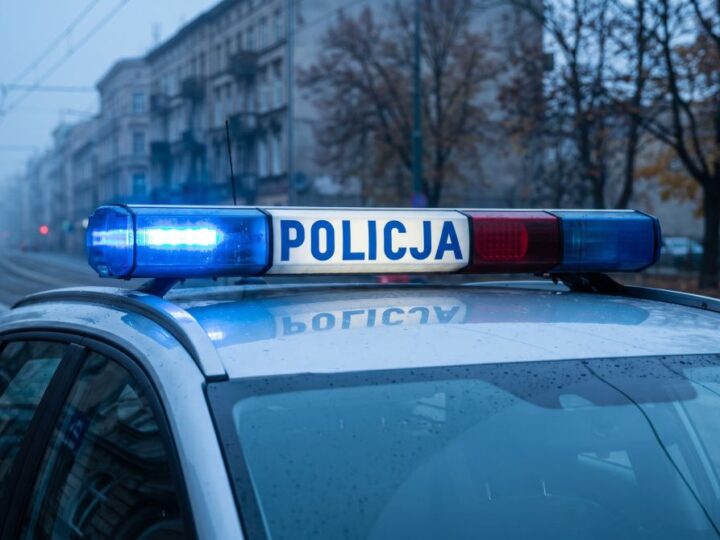 Mężczyzna palący papierosa na peronie zatrzymany z narkotykami