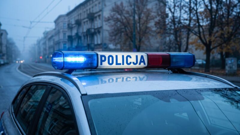 Mężczyzna palący papierosa na peronie zatrzymany z narkotykami