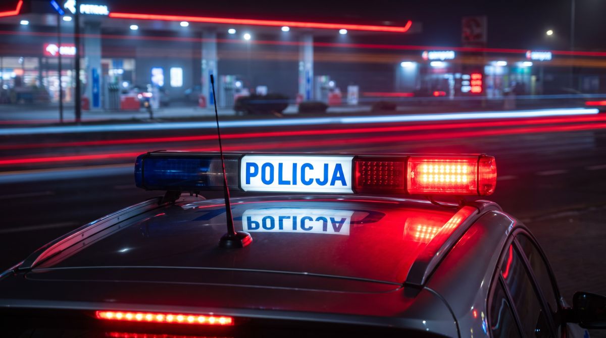Agresywna napaść przed marketem – sprawcy w rękach policji