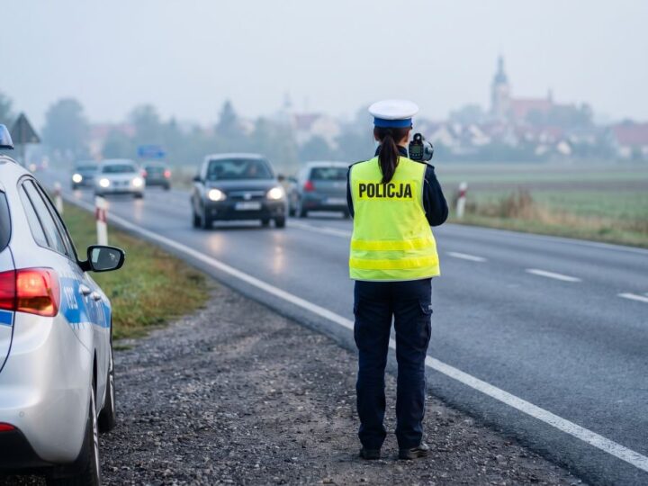 Bezpieczne drogi w Lesznowoli: Policja kontroluje kierowców!