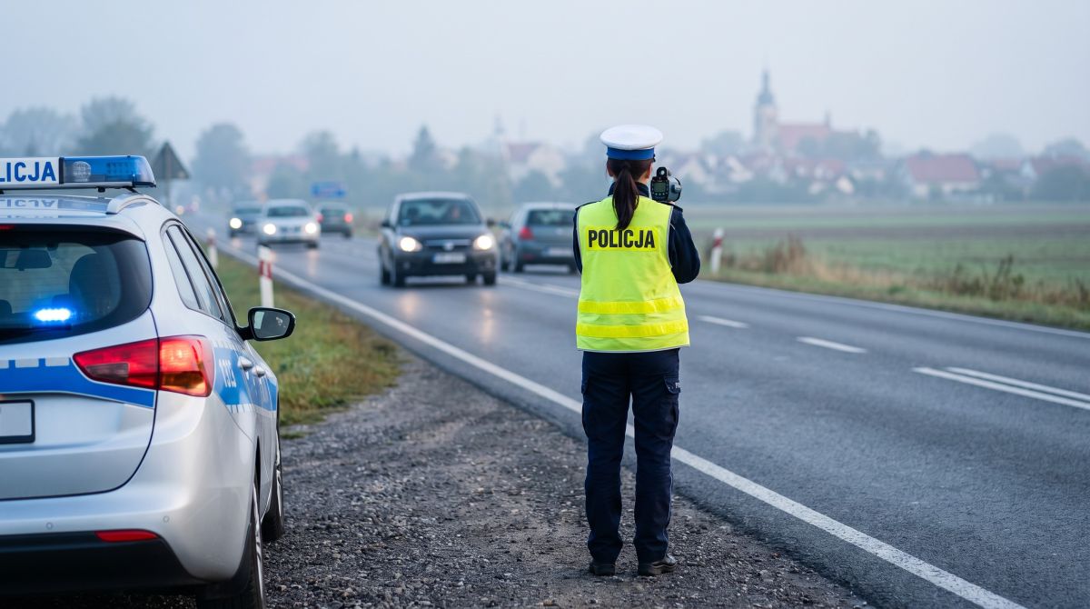 Bezpieczne drogi w Lesznowoli: Policja kontroluje kierowców!