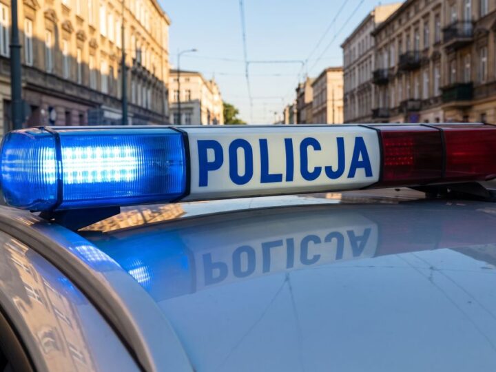 Policjant w drodze na służbę rozpoznaje mężczyznę z siekierą w Warszawie